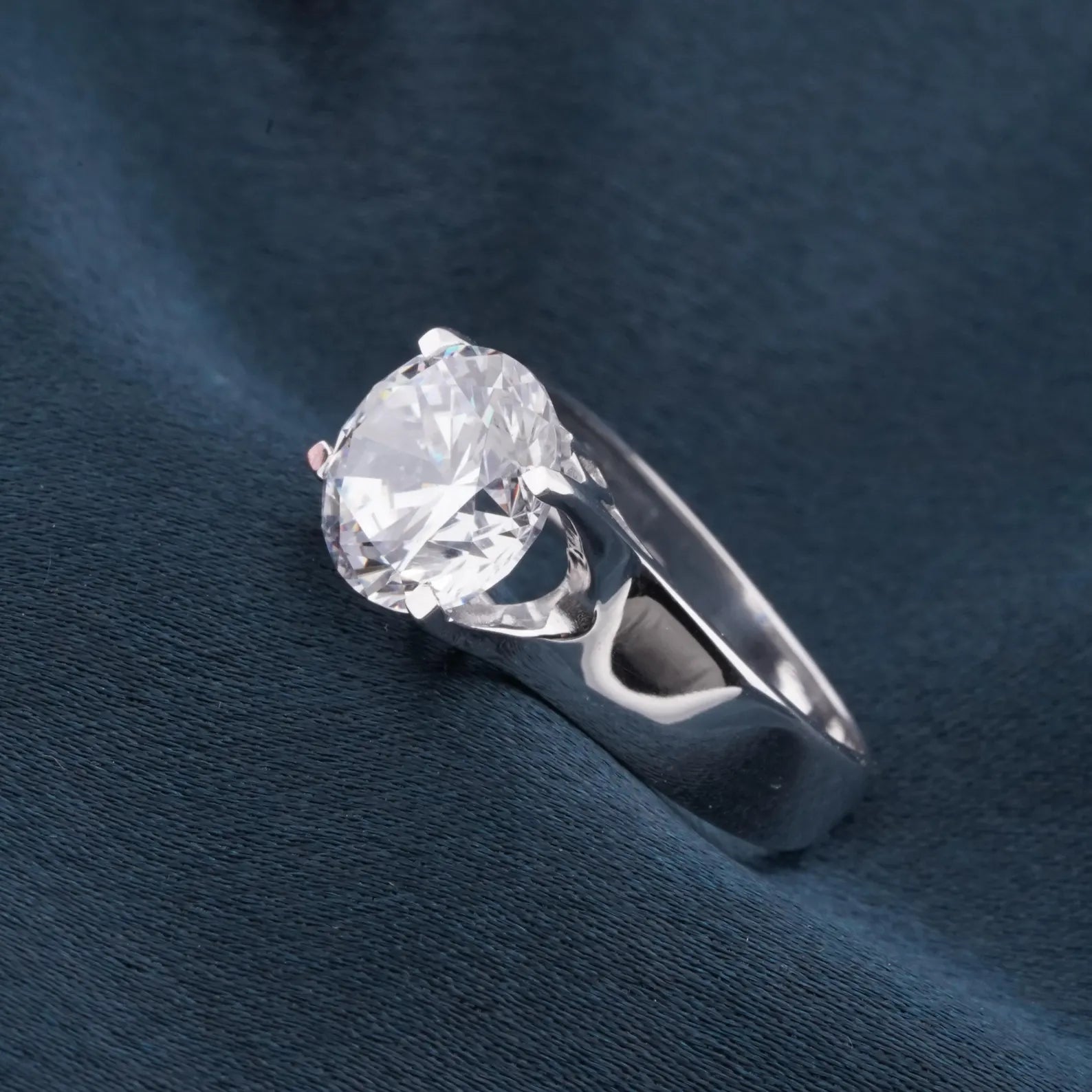 Menβs Classic 4 Prong Solitaire Ring