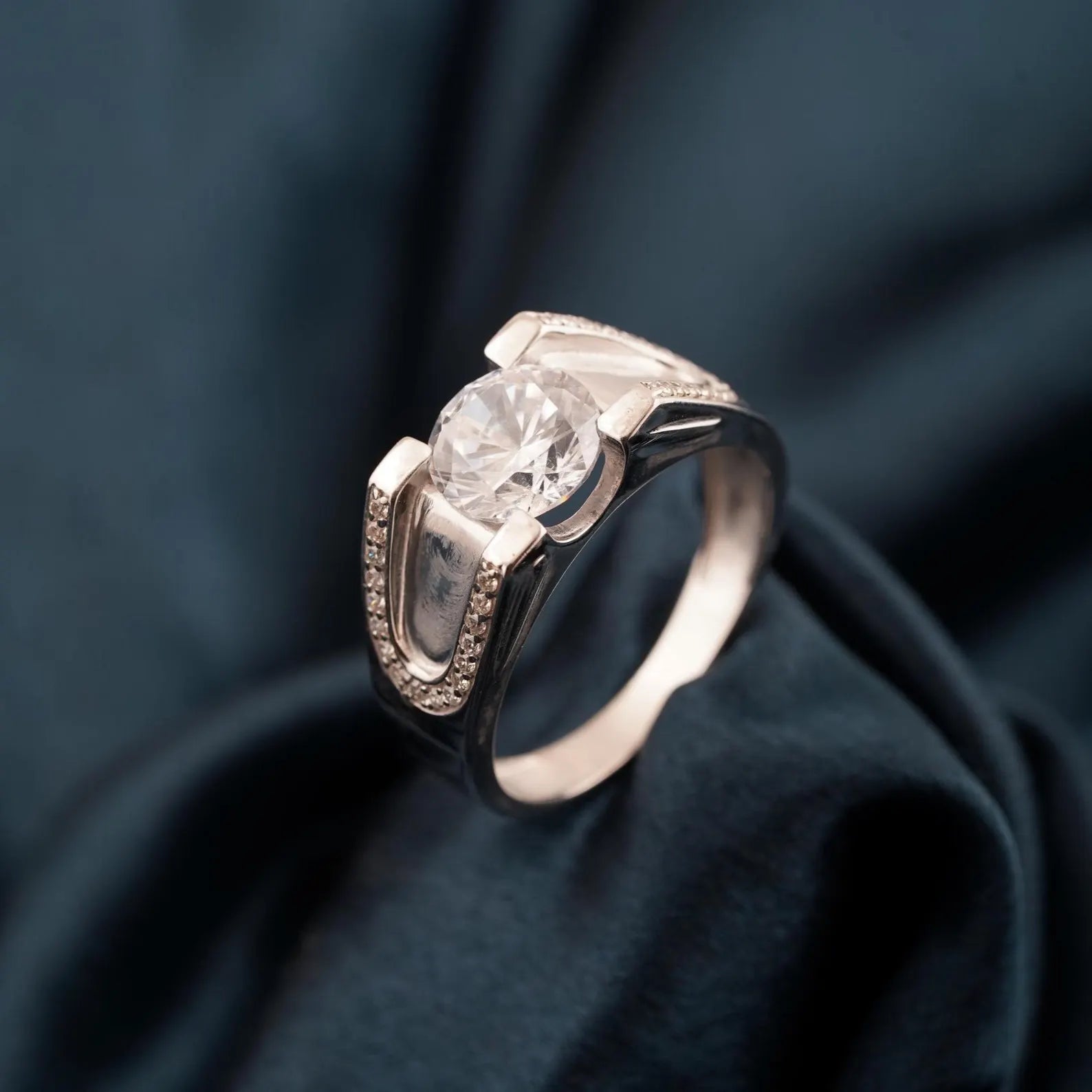 Menβs Architectural Pillar Solitaire Ring