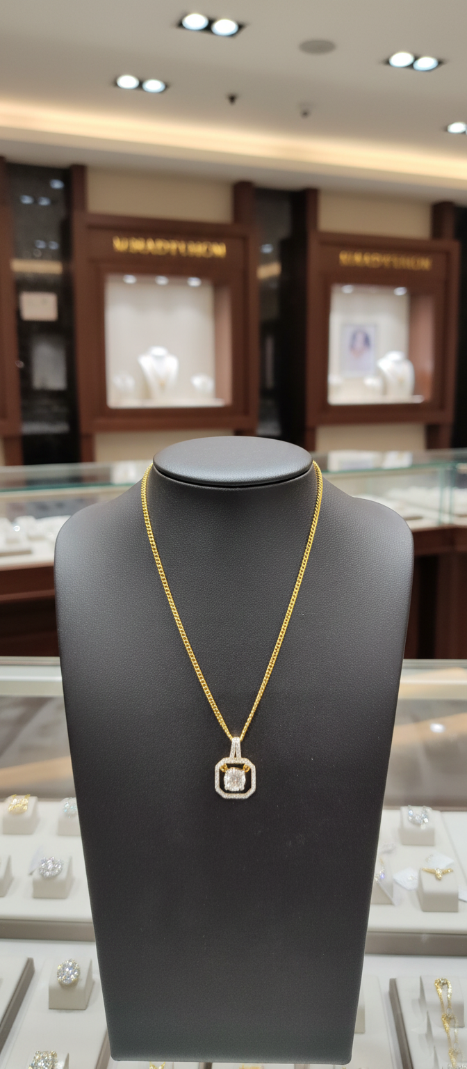 Solitaire Halo Majesty Pendant