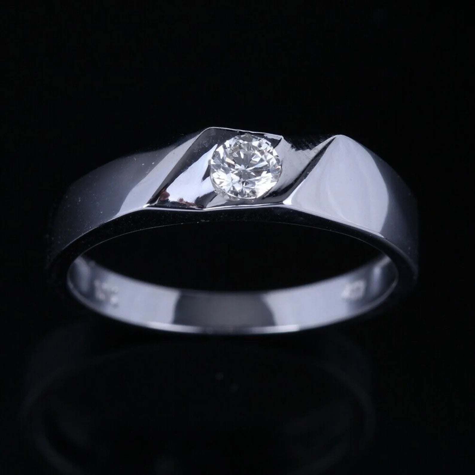 Men’s Modern Tension Set Round Diamond Band